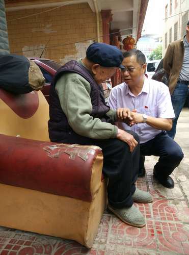 慰问困难老党员 (2)