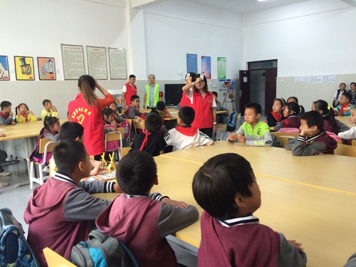 大学生志愿者教孩子们玩游戏