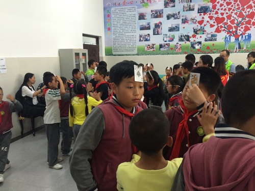 孩子们玩纸牌游戏