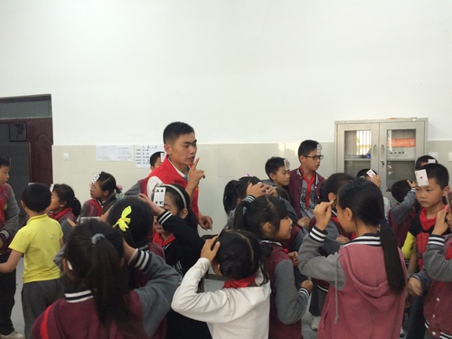 杨文俊带着孩子们玩游戏