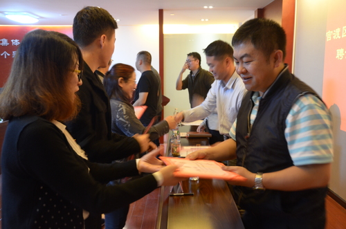 为基层党建监督员颁发聘书