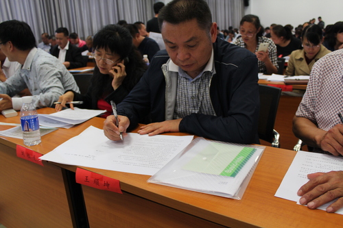 认真学习的社区干部