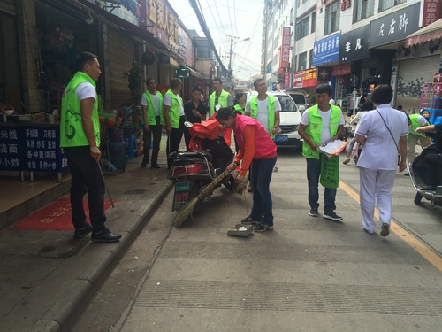 志愿者清理卫生死角