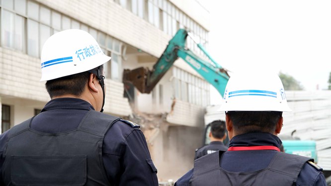 小板桥城管中队依法进行拆迁