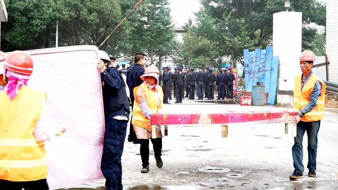 清理待拆屋内物品