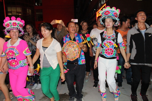 各民族同胞跳起欢快的左脚舞