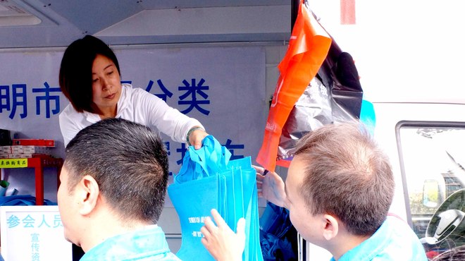 分发不同类别的垃圾袋