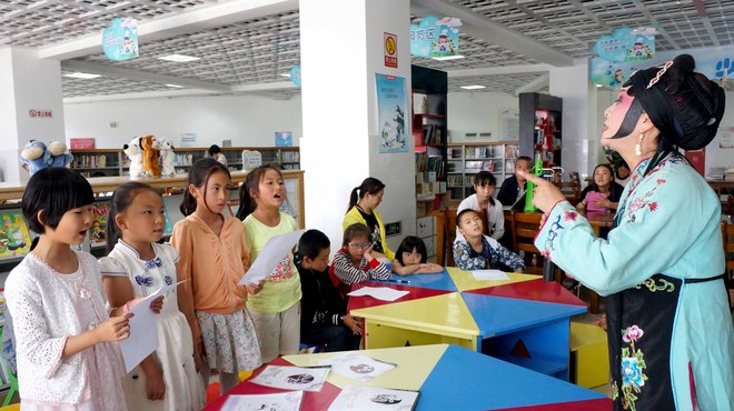 孩子们在官渡区图书馆认真学习滇剧