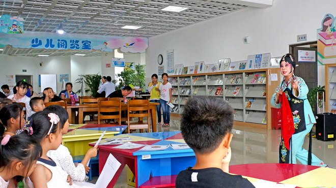 孩子们认真听讲