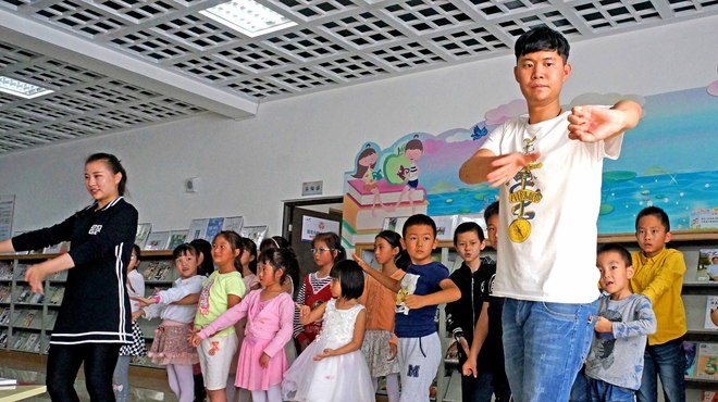 孩子们在官渡区图书馆学习手眼声法步