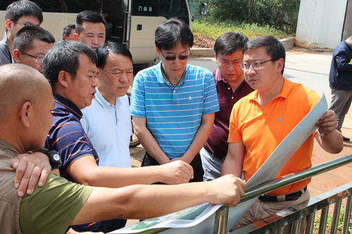 王春燕听取河道治理情况