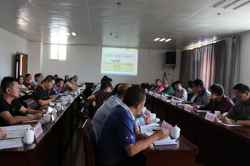 在六甲街道听取河道治理情况