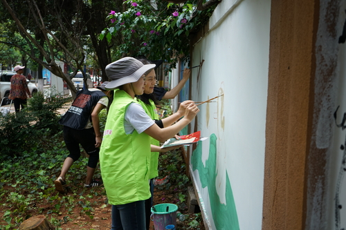 志愿者绘制宣传画