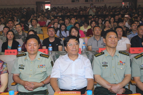 军地代表观看庆“八一”文艺演出