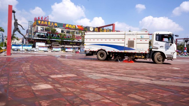 环卫车正在清洗作业