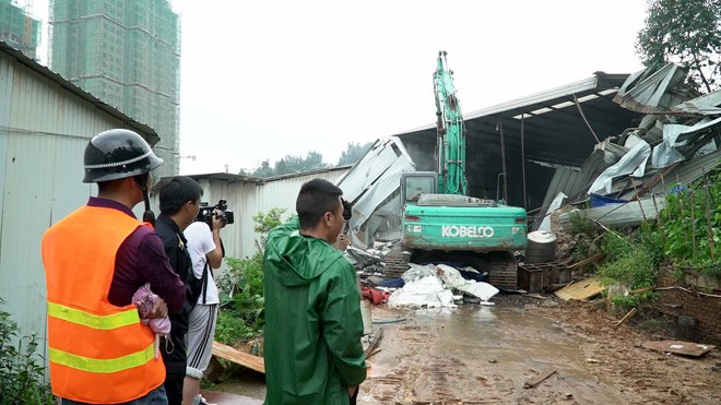 拆除滑坡点高危建筑