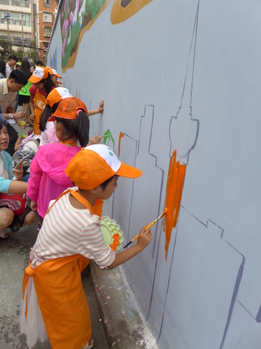 小朋友细心绘画