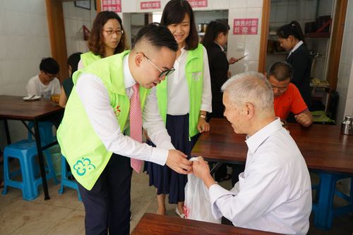 给老人免费送餐 - 副本