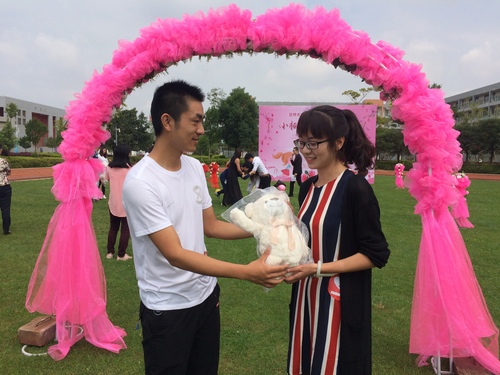 青年男女赠送礼物