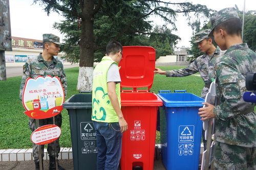 军营讲解分类垃圾