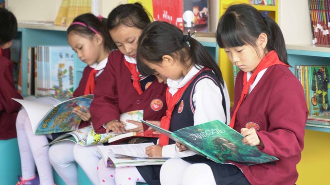 图书馆认真阅读的孩子们