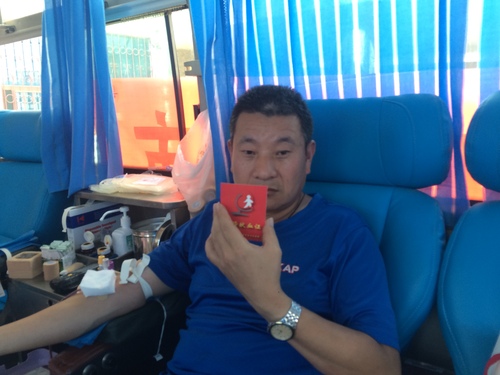 社区干部秀出无偿献血证书