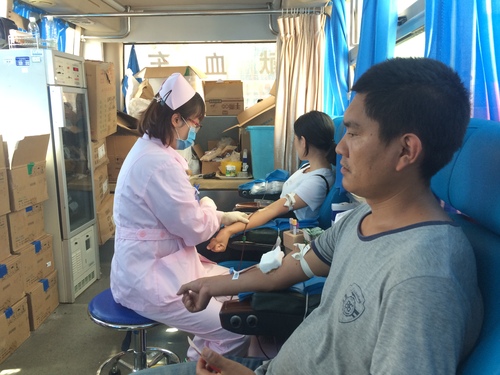 医生为志愿者抽血