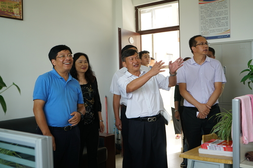 和丽川书记慰问教师