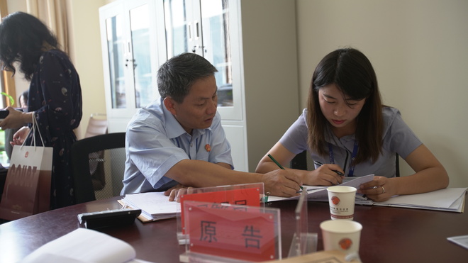 李曰福法官传帮带