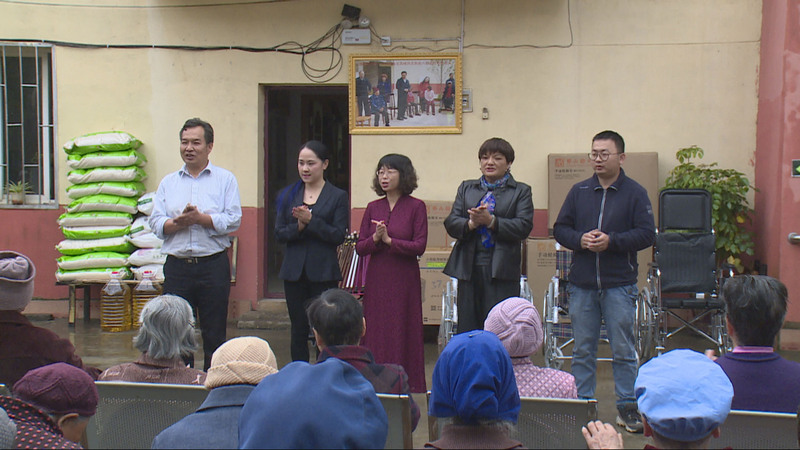 爱心企业陪敬老院老人过中秋节1