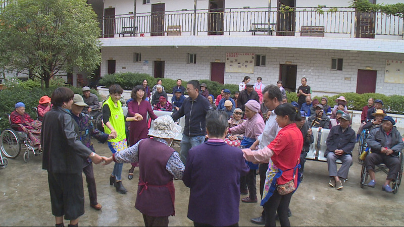 爱心企业陪敬老院老人过中秋节2