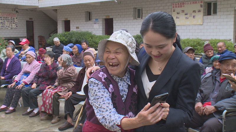 爱心企业陪敬老院老人过中秋节3