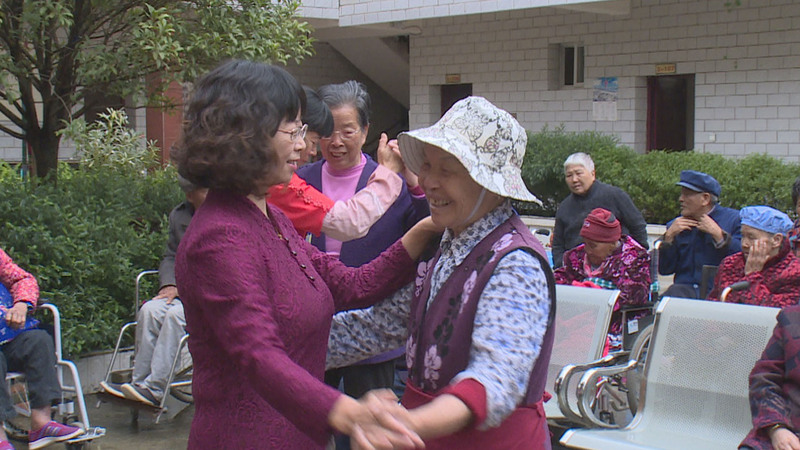 爱心企业陪敬老院老人过中秋节4
