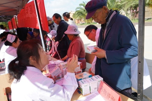 官渡区政协送医活动暖民心2