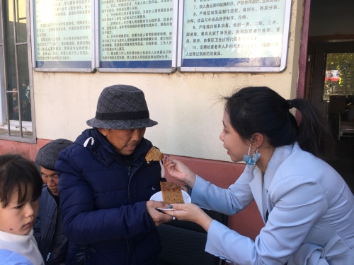 爱心人士给老人送蛋糕