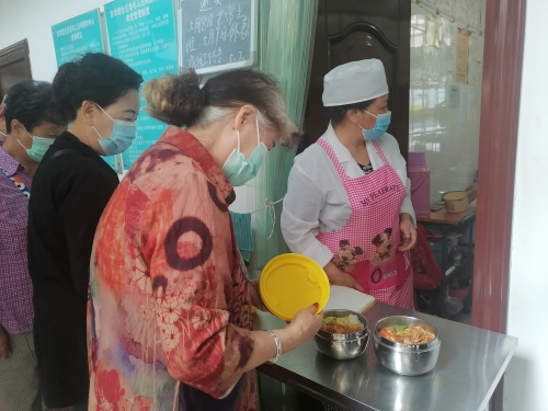 金马街道东华路社区“三块三”食堂受热捧  邬艳芳摄