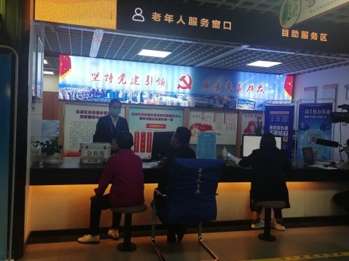 官渡区政务服务大厅老年人服务窗口切实为民解忧  邬艳芳摄
