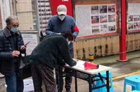 太和街道：按“五有”标准打造疫情防控规范化小区执勤点，守好群众“安全门”438