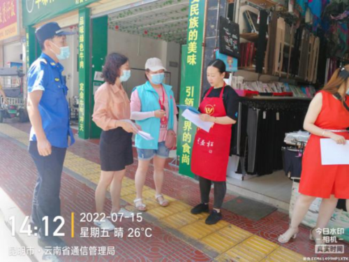 明通路社区维护道路秩序  倡导文明停车516