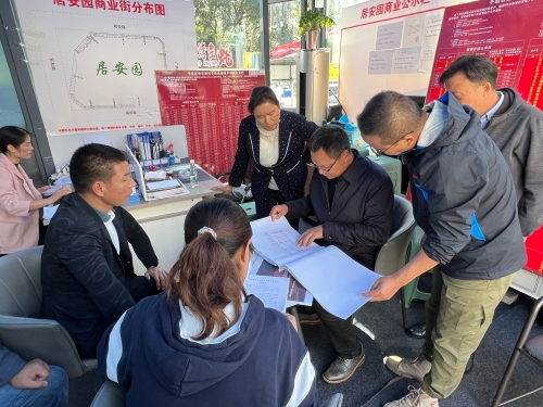 2023年10月16日，街道党工委周书记到欣景社区调研指导君安路街区管理和占道经营规范化治理工作。