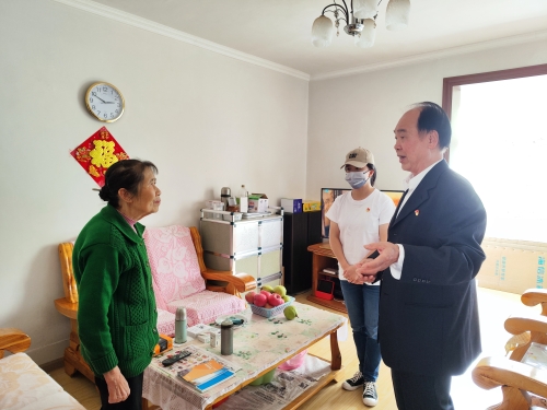 物资局大院居民区党支部书记游良辉同志到院内居民家中走访宣传