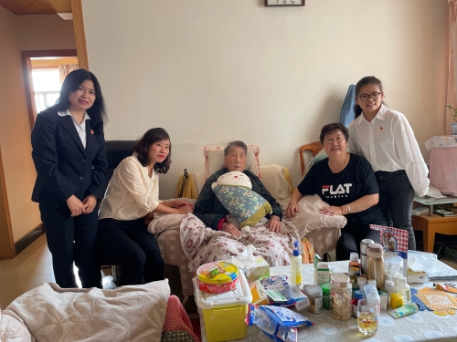 太和街道党工委书记带领”银龄帮帮团“到高龄老人家里帮扶并看望生病老人