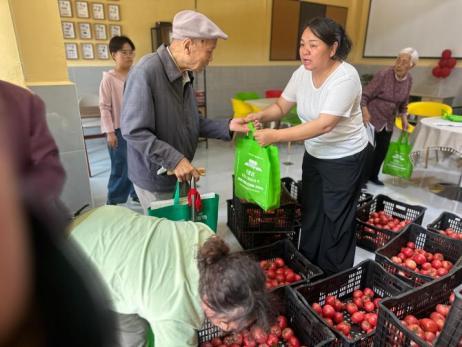 吴井街道：蔬送温情暖民心爱心番茄进社区(图2)